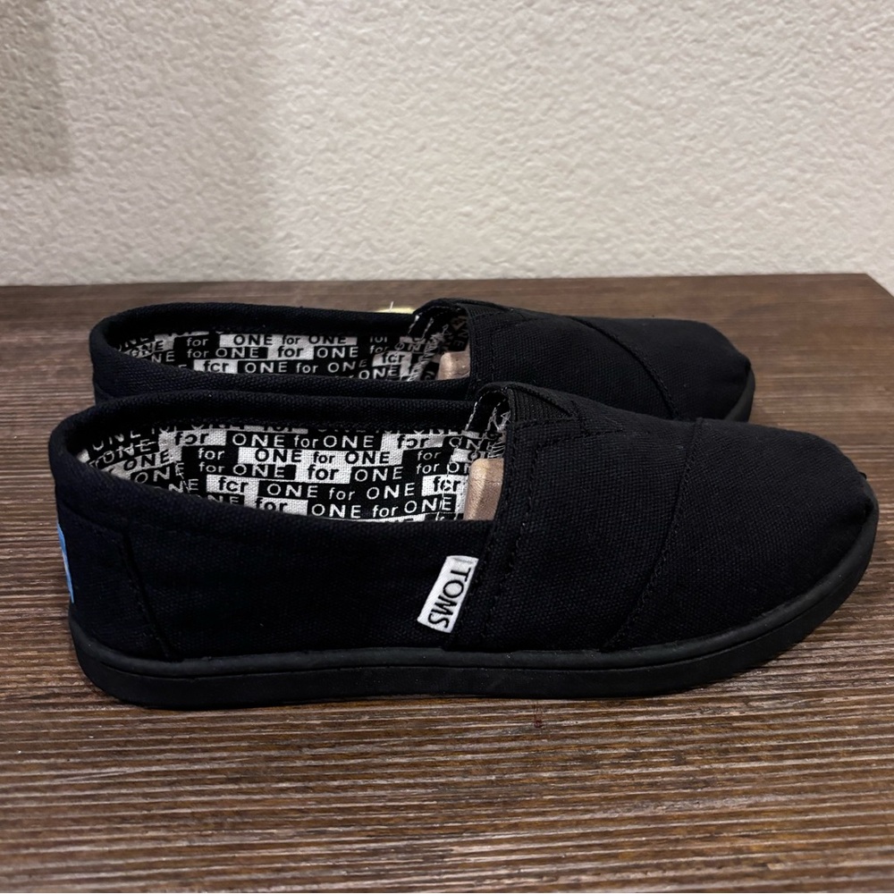 TOMS Classic Black Canvas youth size 1.5